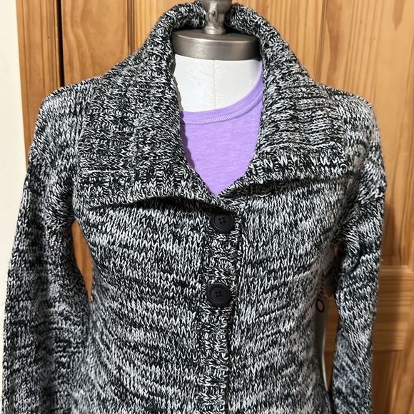 QUICKSILVER BUTTON DOWN SMALL BLK & WHT CARDIGAN NWT - Picture 2 of 14